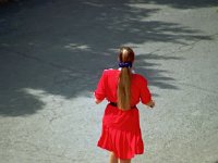 FOLK009  Tjej i röd klänning