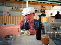 FOLK010  Roobin äter glass och dricker pilsner