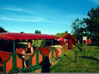 05  Sibyl  åker tåg i kvällssolen