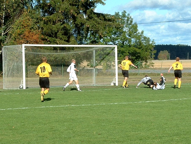 2002_0914_02.JPG - OBS!! Arboga i vita tröjor. Arbogas nr.11 Edin Resulovic oroar framme vid Dingtunas målvakt