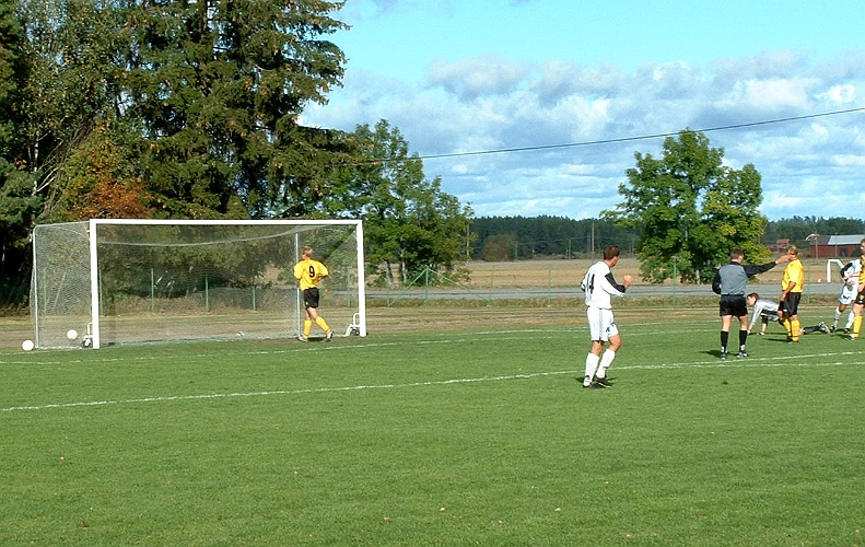 2002_0914_05.JPG - OBS!! Arboga i vita tröjor. Äntligen mål för Södra, en dingtunaspelare är på väg att hämta ut bollen ur mål