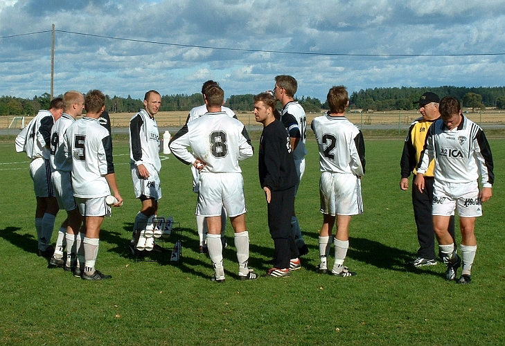 2002_0914_07.JPG - OBS!! Arboga i vita tröjor. Taktiksnack i arbogas läger i pausen mellan 1:a och 2:a halvlek