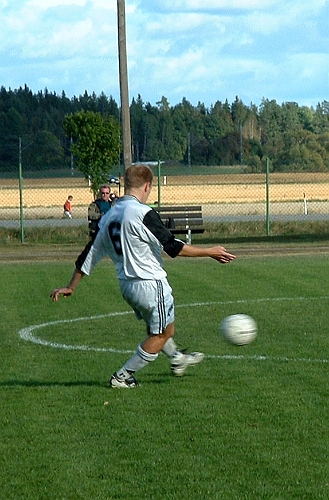 2002_0914_08.JPG - OBS!! Arboga i vita tröjor. Södras nr.6 Johan Svensson lägger en frispark
