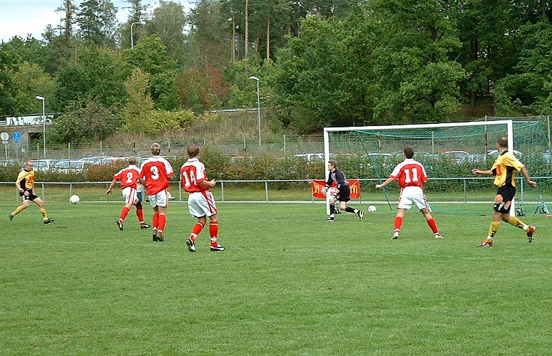 2002_0921_01.JPG - Södras Kristoffer Storm har en målchans