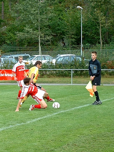 2002_0921_06.JPG - Arbogas Victor Huerta i kamp om bollen efter sidlinjen