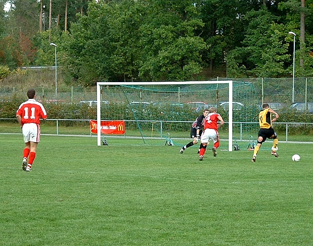 2002_0921_07.JPG - Ett sista anfall av Södra genom nr.11 Edin Resulovic