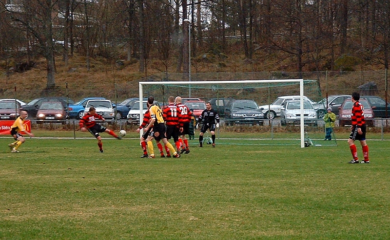 2003_0503_141520AA.JPG - Köpings försvar rensar undan bollen i 1:a halvlek