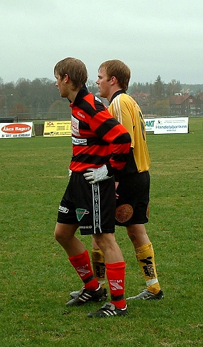 2003_0503_151449AA.JPG - Arbogas nr.6 Johan Svensson bevakar sin motståndare