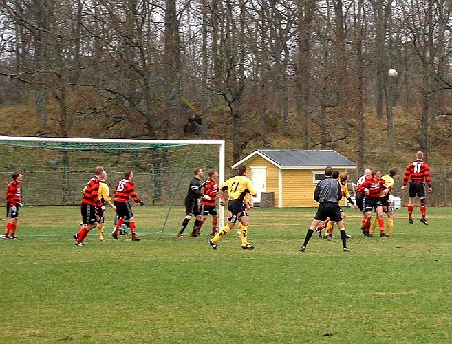 2003_0503_152048AA.JPG - Arboga trycker på för att göra mål