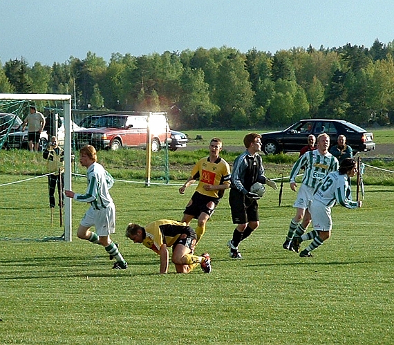 2003_0522_181933AA.JPG - Tillbergas målvakt gör ytterligare en räddning