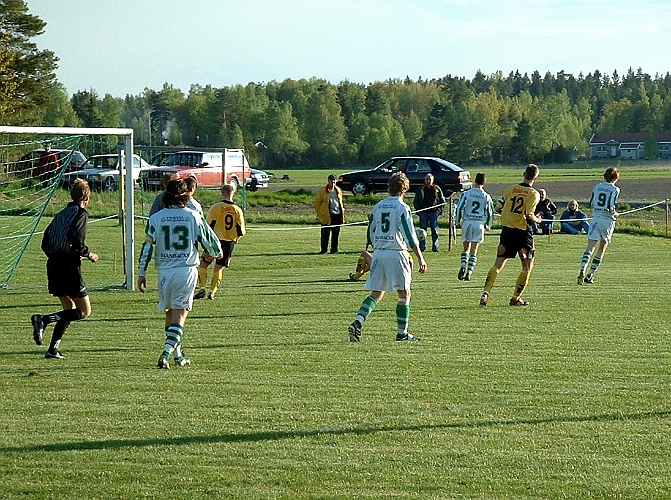 2003_0522_183433AA.JPG - Det var en konstant press mot Tillbergas mål