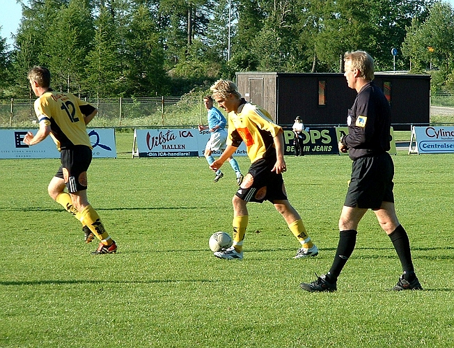 2003_0618_192205AA.JPG - Domaren har blåst för frispark till Gideonsberg