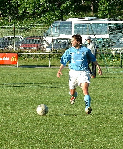 2003_0618_193942AA.JPG - En Gideonsbergspelare driver upp bollen