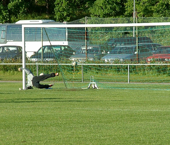2003_0618_194515AA.JPG - Arboga gör mål på straff