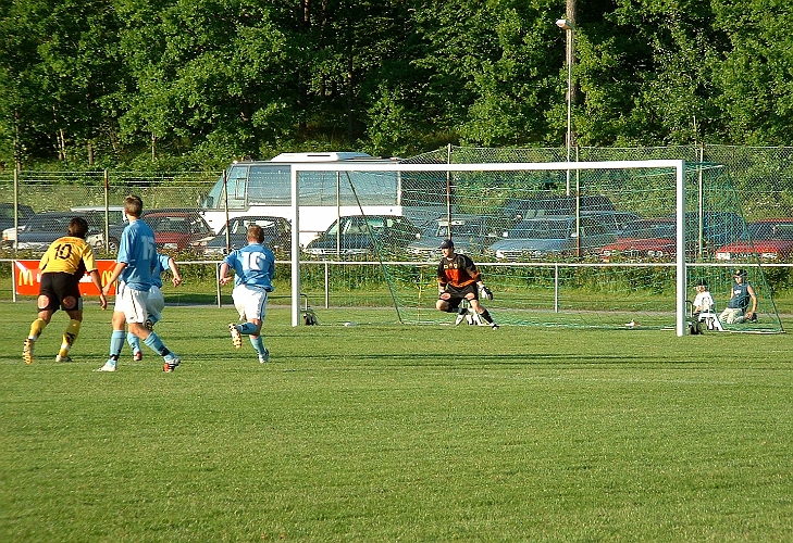 2003_0618_202500AA.JPG - Gideonsberg har straff och bollen kommer att gå i mål