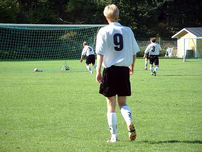 2003_0823_151913AA.JPG - Arboga öppnade i ett högt tempo och här sitter 2 redan i nät efter 19 min.
