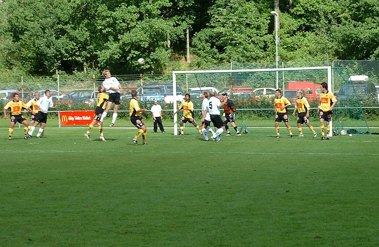 2003_0823_153755AA.JPG - En Dingtuna spelare går upp för nick mot Södras mål.