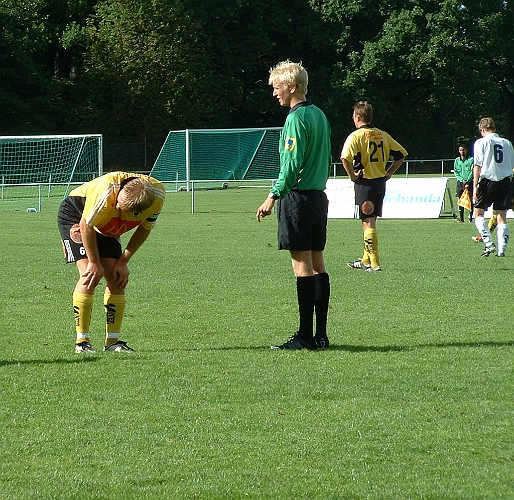 2003_0823_154343AA.JPG - Arbogas Johan Svensson har fått frispark efter en fällning.