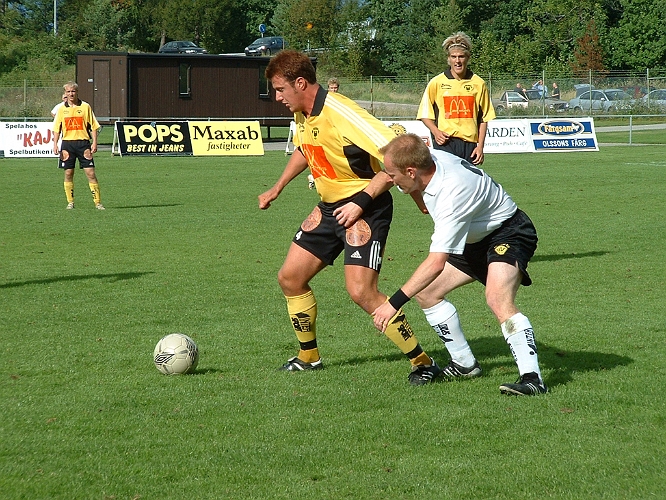 2003_0823_160643AA.JPG - Södras Mikael Westman täcker undan en motståndare