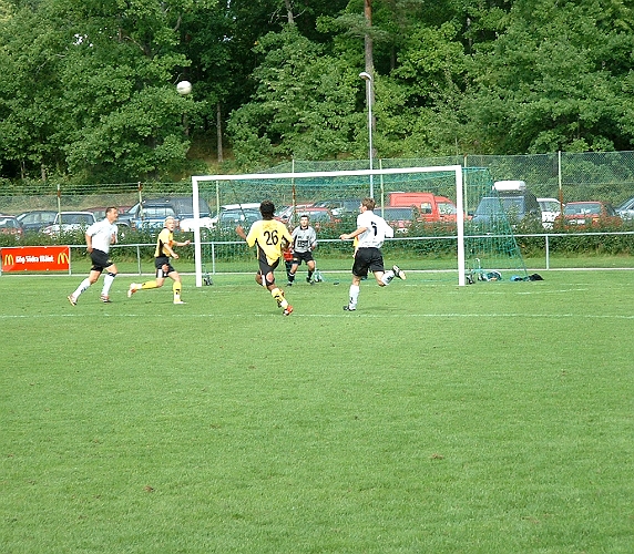 2003_0823_162221AA.JPG - Arbogas Lasse Larsson jobbar på ett inlägg mot Dingtunamålet.