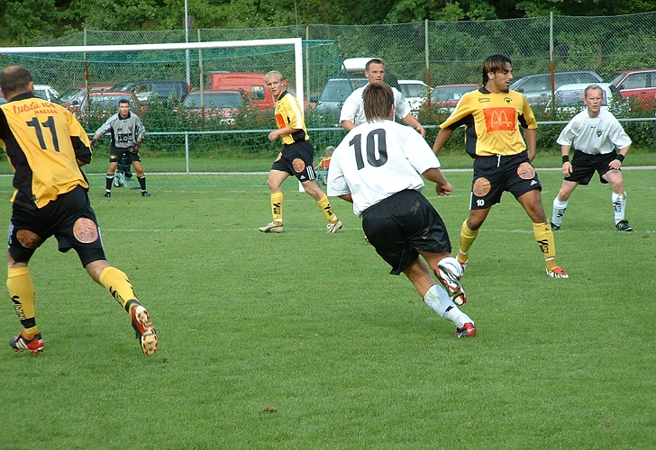 2003_0823_162639AA.JPG - Dingtunaspelarna söker försvarspositioner.