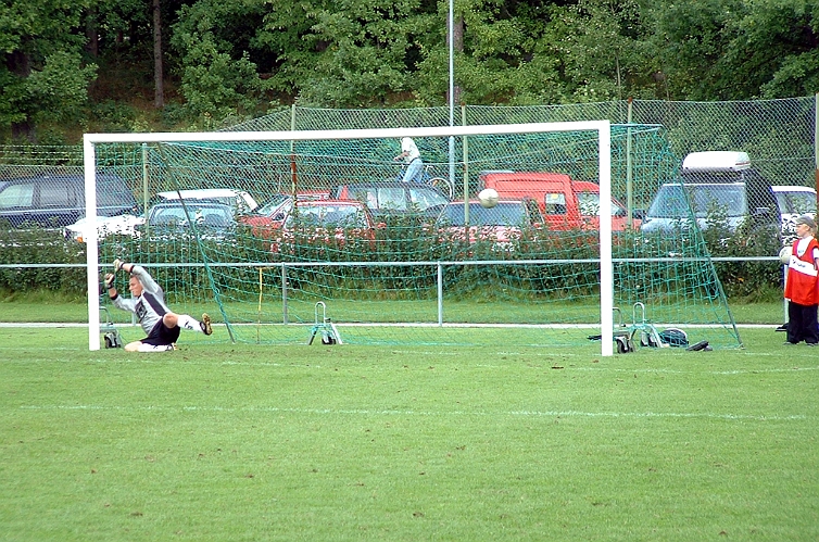 2003_0823_164613AA.JPG - Arbogas målvakt slår i en straff (mot Dingtunas målvakt), som betyder 3-1 till Södra.