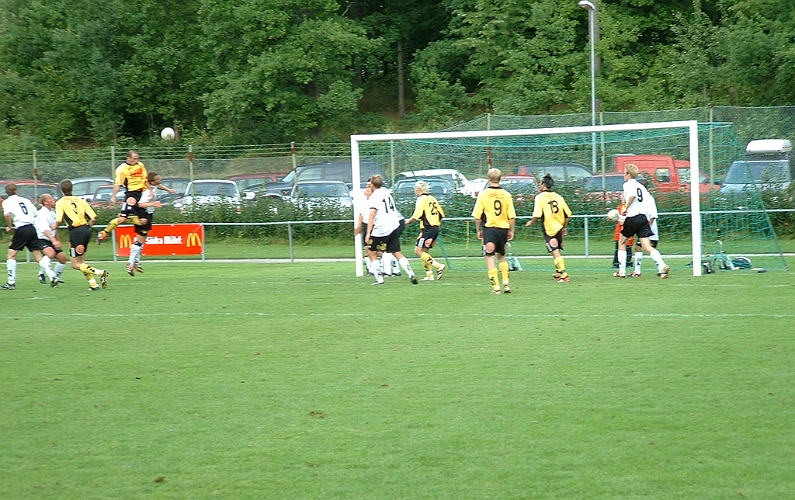 2003_0823_165140AA.JPG - Södras Edin Resulovic hoppar upp i höjdduell mot en Dingtunaförsvarare.