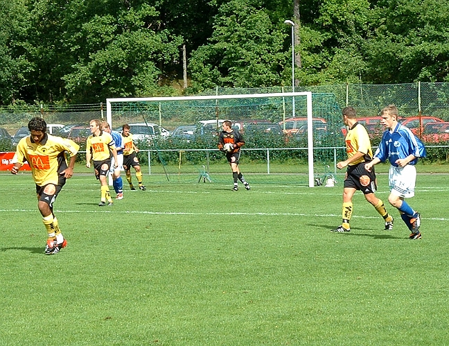 2003_0816_150843AA.JPG - Arbogas målvakt Tomas Hillilä har kontroll på bollen