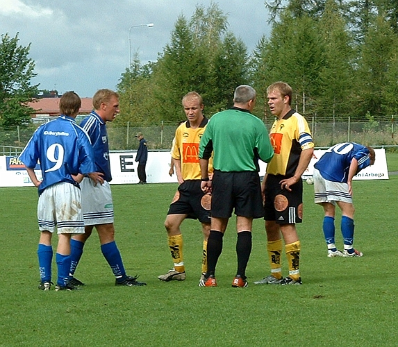 2003_0816_152028AA.JPG - Arbogas Johan Svensson i diskussion med domaren