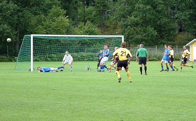 2003_0816_152825AA.JPG - Skinnsbergs försvar rensar undan