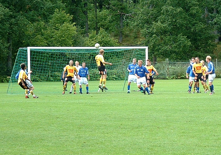 2003_0816_153043AA.JPG - Arbogas Johan Svensson nickar strax över