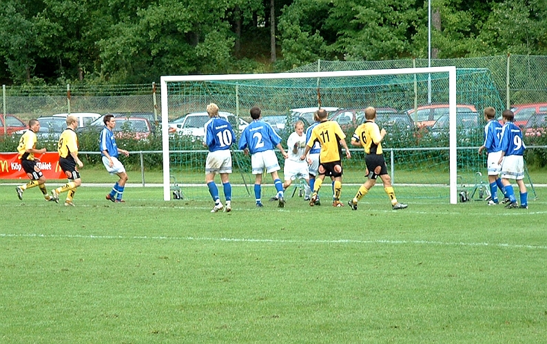 2003_0816_160431AA.JPG - Södra trycker på för en kvittering