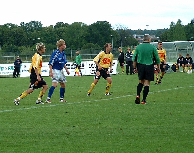 2003_0816_161120AA.JPG - Arboga håller sin försvarslinje högt upp i plan