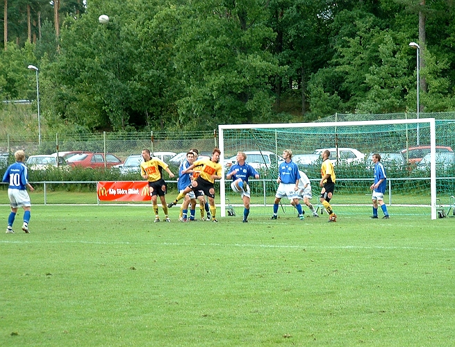 2003_0816_161652AA.JPG - Skinnskattebergsförsvaret slår ifrån sig