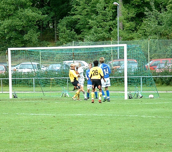 2003_0816_161936AA.JPG - Södras Kristoffer Storm i närkamp med Skinnskattebergs målvakt