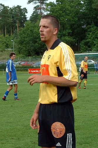 2003_0816_162223AA.JPG - Södras Johan Ericsson väntar på bollen, för att göra ett inkast