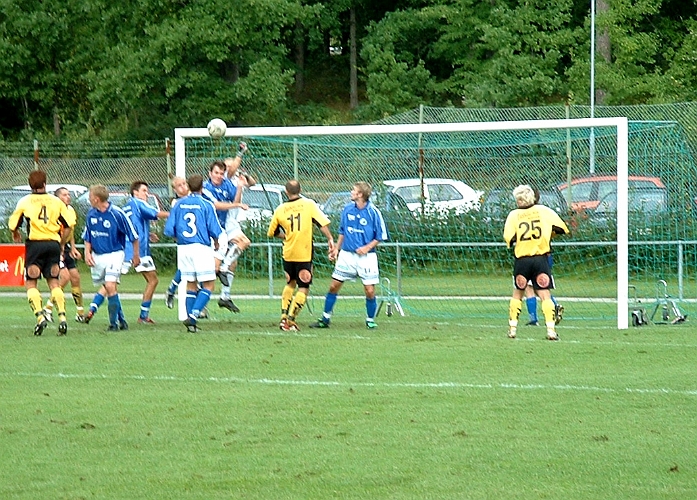 2003_0816_163052AA.JPG - Södra ligger på för ett ledningsmål
