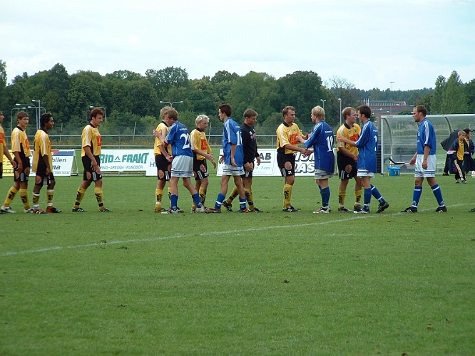 2003_0816_164748AA.JPG - Lagen tackar varandra för en bra match