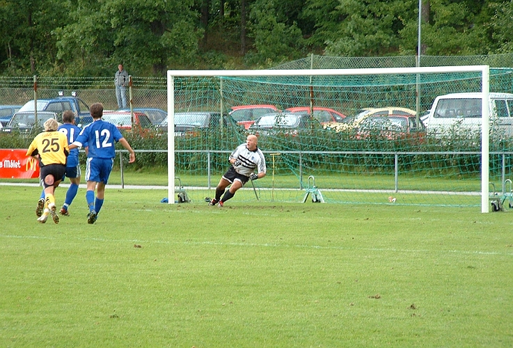 2003_0830_07.JPG - Södra skjuter ett skott utifrån som precis kommer att utanför målvaktens vänstra stolpe