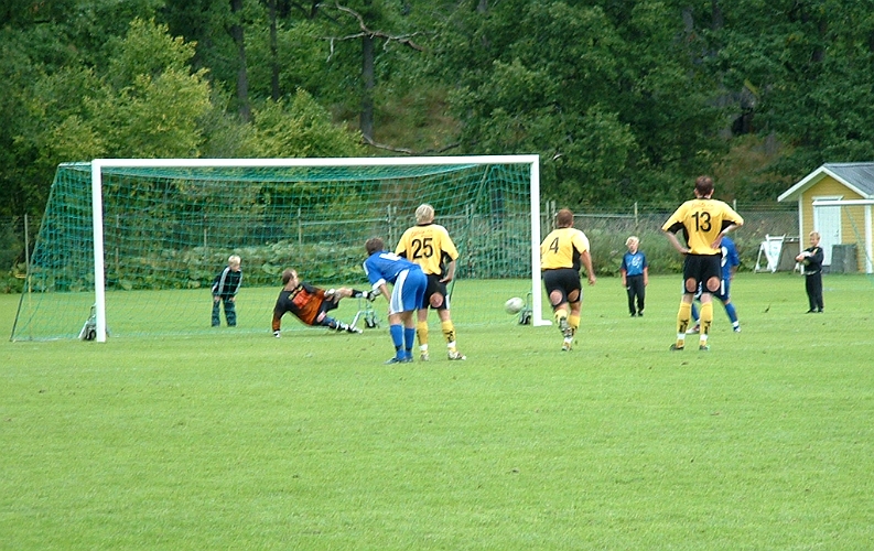 2003_0830_08.JPG - Här gör Västerås mål på straff, vilket ger dem ledningen med 2-1