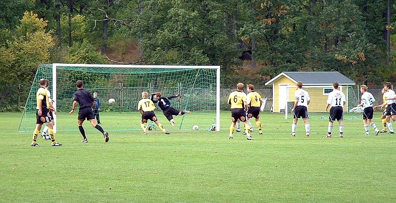 2003_0913_01.jpg - Här är det nära att Arboga tar ledningen mot Kolsva