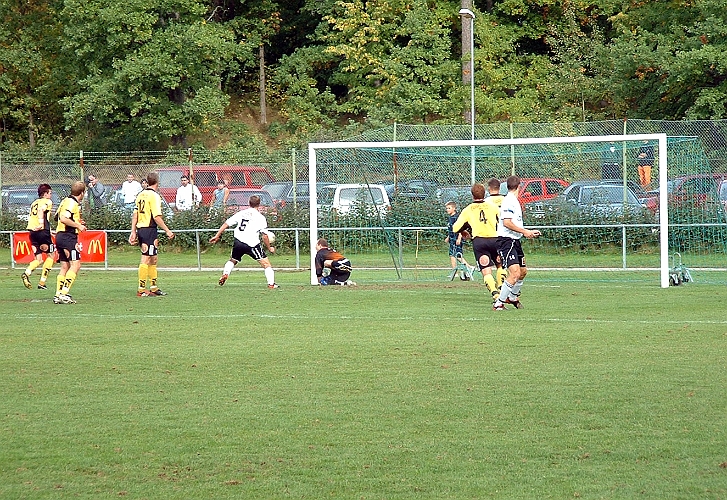 2003_0913_04.jpg - Kolsva's nr.5 Tommy Strömberg är framme och oroar Arboga's målvakt Mats Andersson