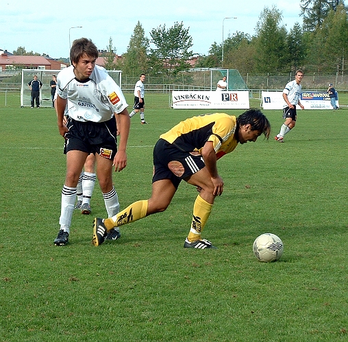 2003_0913_05.jpg - Arboga's Victor Huerta i närkamp med en motståndare