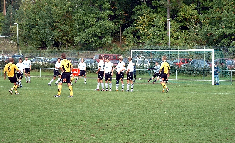 2003_0913_07.jpg - Arboga's nr.6 Johan Svensson skjuter en frispark strax utanför straffområdet
