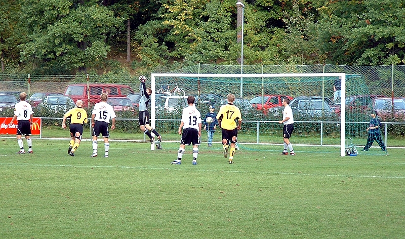 2003_0913_08.jpg - Kolsva's målvakt klistrar en höjdboll