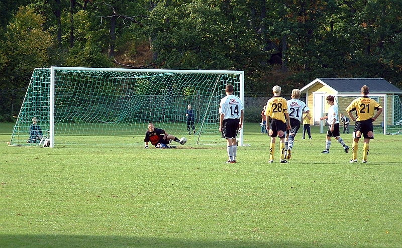 2003_0913_09.jpg - Kolsva har just slagit in en straff på Arboga's målvakt