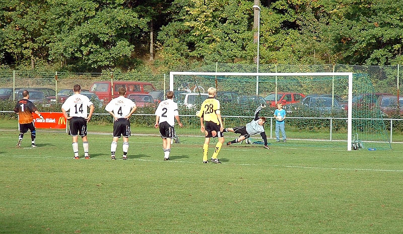 2003_0913_10.jpg - Arboga's målvakt nr.1 Mats Andersson slår i en straff