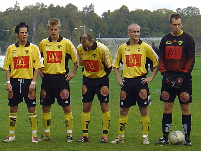 2003_0927_02.jpg - Startelvan i säsomgens sista seriematch, Daniel Pettersson, Emil Svensson, Edin Resulovic, Kristoffer Storm, Thomas Hillilä