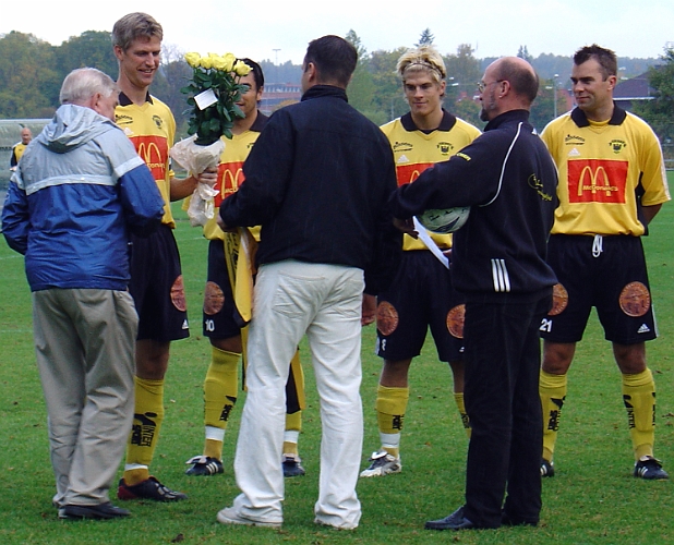 2003_0927_04.jpg - Ola Eriksson blir avtackad efter sin 18:e och sista säsong i Arboga Södra IF, fr.v Helge Larsson (Gamla Sifare), Daniel  Di Zazzo och Lars Ludén (Styrelsen)
