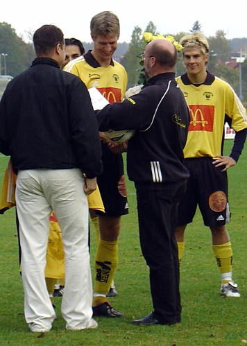 2003_0927_05.jpg - Ola Eriksson blir avtackad efter sin 18:e och sista säsong i Arboga Södra IF, fr.v Daniel  Di Zazzo och Lars Ludén (Styrelsen)